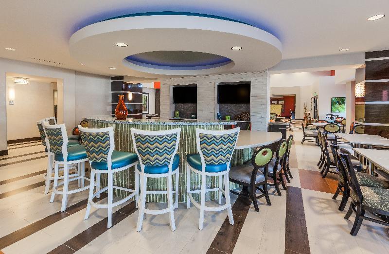 Holiday Inn Express & Suites Eureka By Ihg Exterior photo